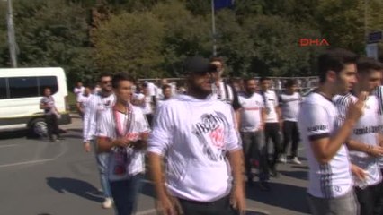 Beşiktaşlı Taraftar Derbiye Gitmek İçin Toplanıyorlar 2