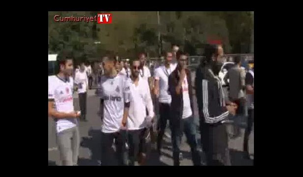 Beşiktaşlı taraftarlar derbi için toplanmaya başladı