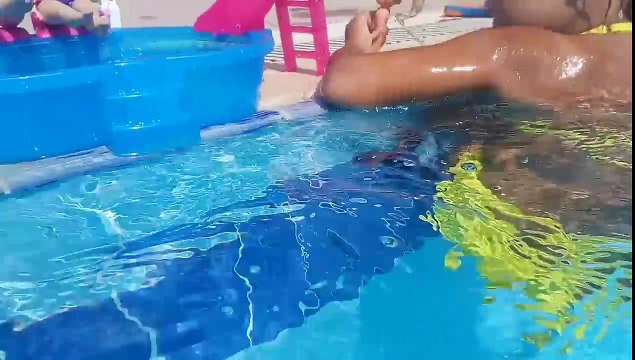 Barbie yeni havuzunda yüzüyor ve güneşleniyor . yanında doktor barbi ve yeliz var, çocuk videosu