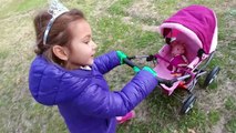 Elif maşayı oyuncak bebek arabası ile parkta gezdiriyor.Eğlenceli çocuk videosu