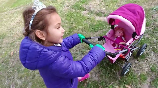 Elif maşayı oyuncak bebek arabası ile parkta gezdiriyor.Eğlenceli çocuk videosu