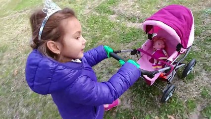 Elif maşayı oyuncak bebek arabası ile parkta gezdiriyor.Eğlenceli çocuk videosu