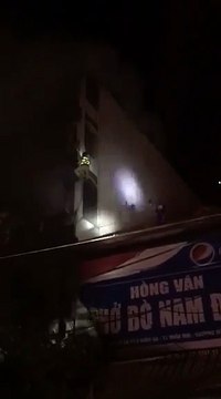 Hà Nội- CSGT trèo tường cứu 5 người trong nhà cháy lớn lúc nửa đêm, 2 con gái chủ nhà tử vong