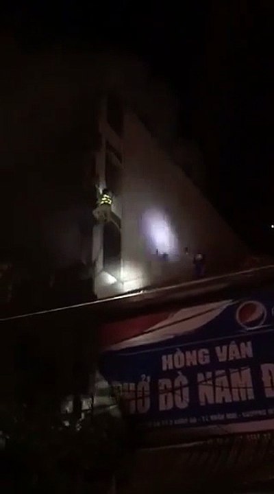 Hà Nội- CSGT trèo tường cứu 5 người trong nhà cháy lớn lúc nửa đêm, 2 con gái chủ nhà tử vong