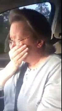 Tražila je mapu grada u kćerkinom autu. Umjesto mape, našla je nešto što ju je rasplakalo!