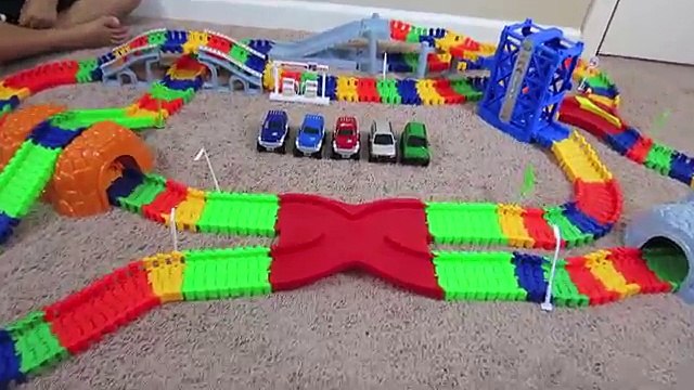 SUPER SNAP SPEEDWAY 2 CAR and MONSTER TRUCK RACING RACE TRACK