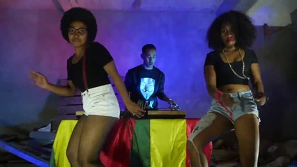 TEEJAY JERRY & SCOTTY RAZ   -     Bomba be le gyal      (Gasy HD 2017)