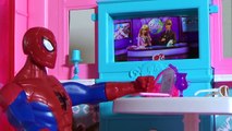 La muñeca bebé Pompitas come papilla con Spiderman superhéroe - Capítulo #3 - Nenuco en español