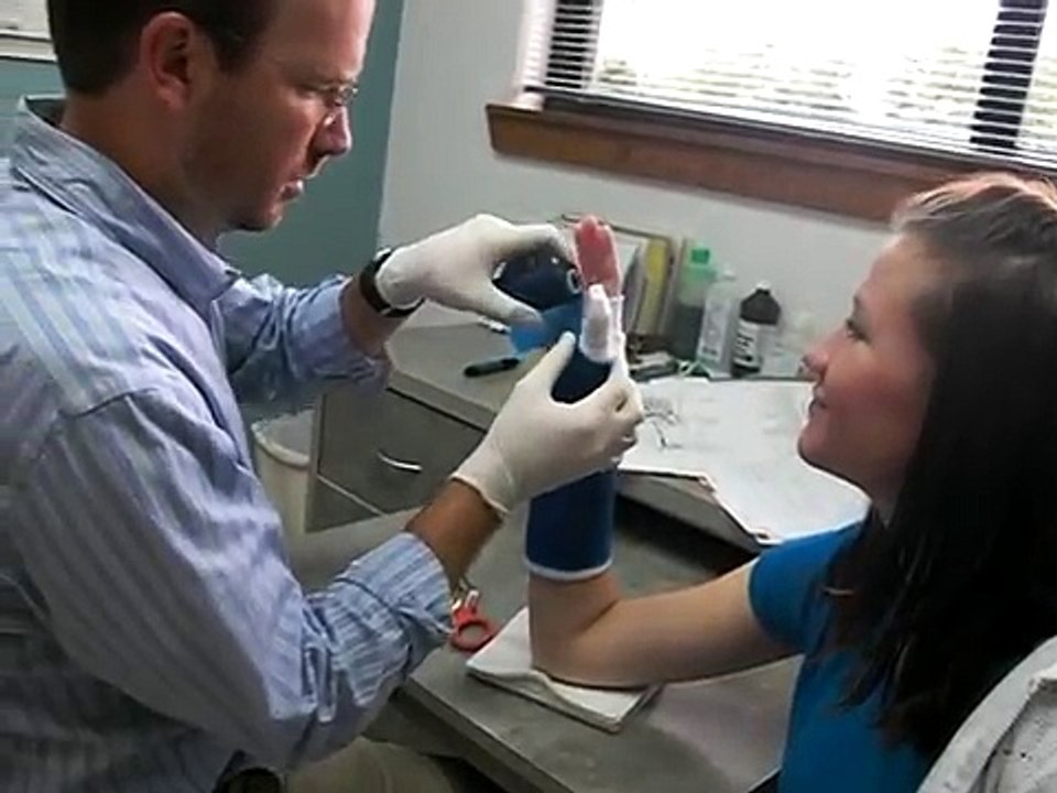 getting a cast on her broken wrist