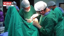 وزير الصحة يجرى عملية جراحية لمريضة  خلال زيارته للأقصر