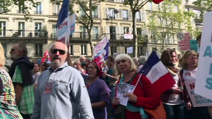 Izquierda radical francesa desafía a Macron en la calle