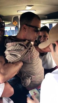 Passageiros pegam bandido que tentava assaltar ônibus