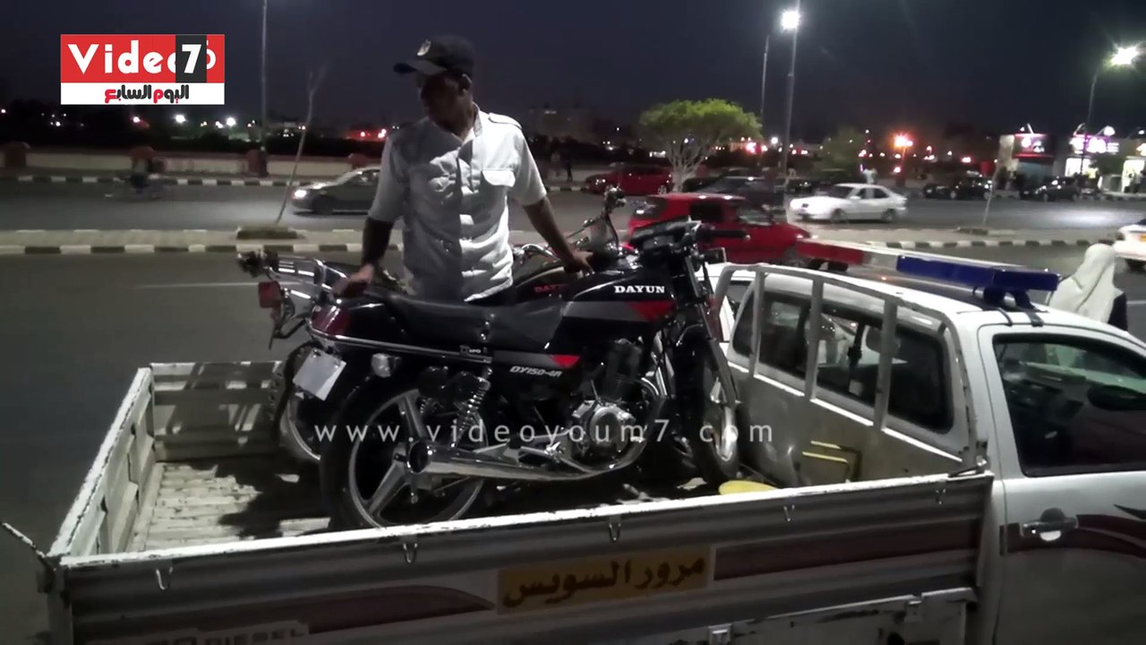 ضبط دراجات نارية وسيارات تسير عكس الاتجاه ليلا بالسويس