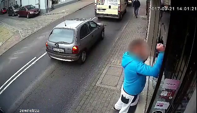 Un homme casse une vitrine (Instant Karma)