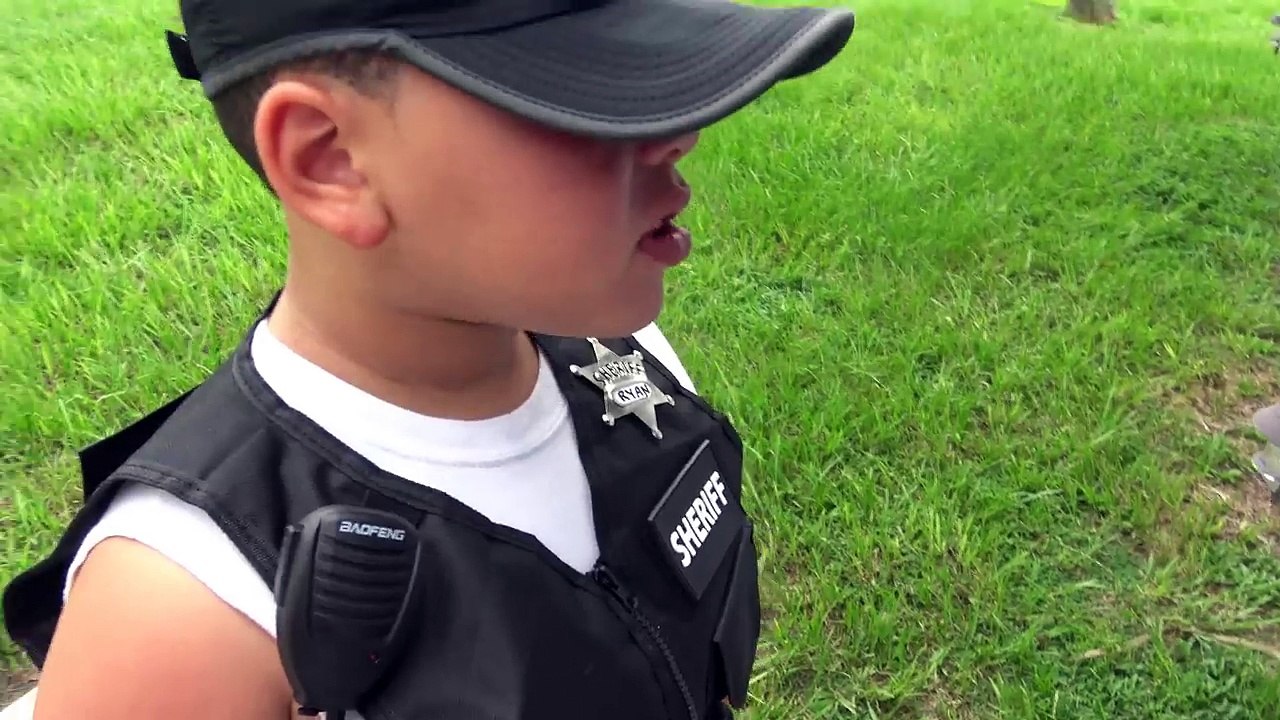 COPS AND ROBBERS - 2 COPS INTENSE CHASE TAKEDOWN !!! BAD KID STEALS CAR - GTA POLICE