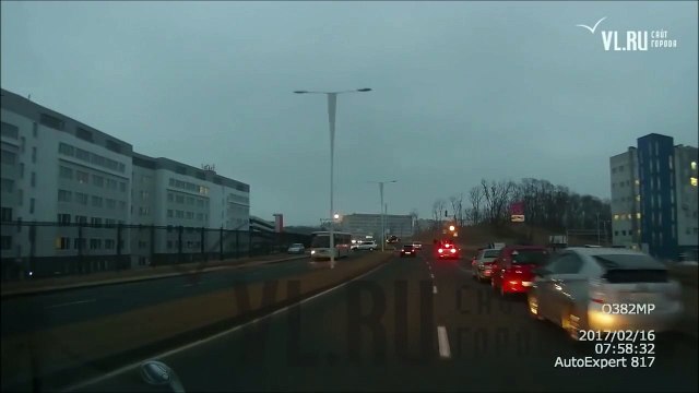 Ce chauffard grille un feu et renverse un groupe de piétons à vive allure.