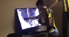 Fenerbahçeli Taraftar, Ozan Tufan'ın Kaçırdığı Golün Ardından Televizyonunu Parçaladı