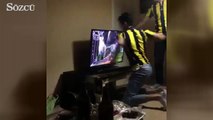 Fenerbahçe-Beşiktaş derbisinde bir taraftar televizyonunu kırdı!
