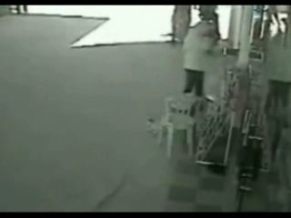 régis laisse son enfant sur le scooter