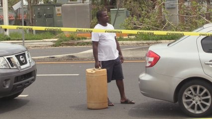 Puertorriqueños esperan Hasta 8 horas por gasolina tras azote del huracán María