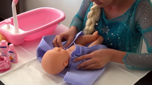 Elsa la Reine des Neiges Bain Bébé Idée Cadeau de Noël | S&E EP.35