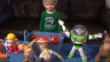 Descargar video: Toy Story Toys including Woody, Buzz Lightyear, Jessie and Suprise Egg Toys!