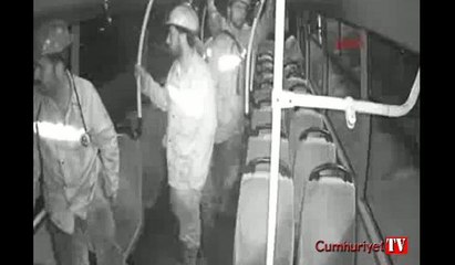 Maden işçileri, koltuklar kirlenmesin diye ayakta yolculuk etti