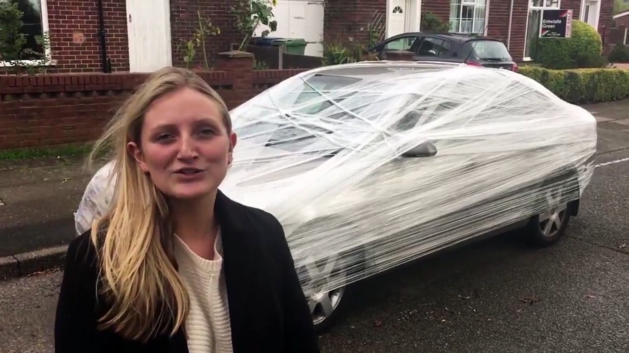 Vengeance : voiture emabllée dans du cellophane