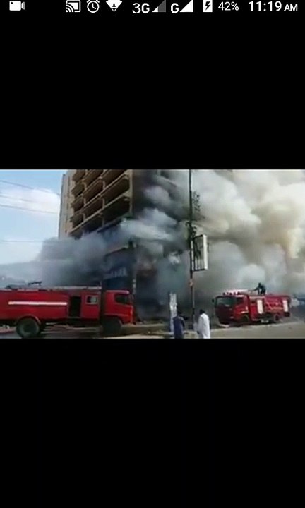 Fire Fighter Fighting Against Huge Flames Of Fire In Boat Basin Karachi - HDEntertainment