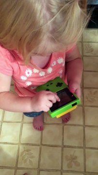 Une petite fille pense qu'une Gameboy Color se joue avec écran tactile