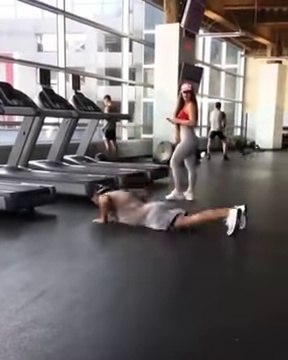 Se rattraper d'une chute à la salle de sport avec classe