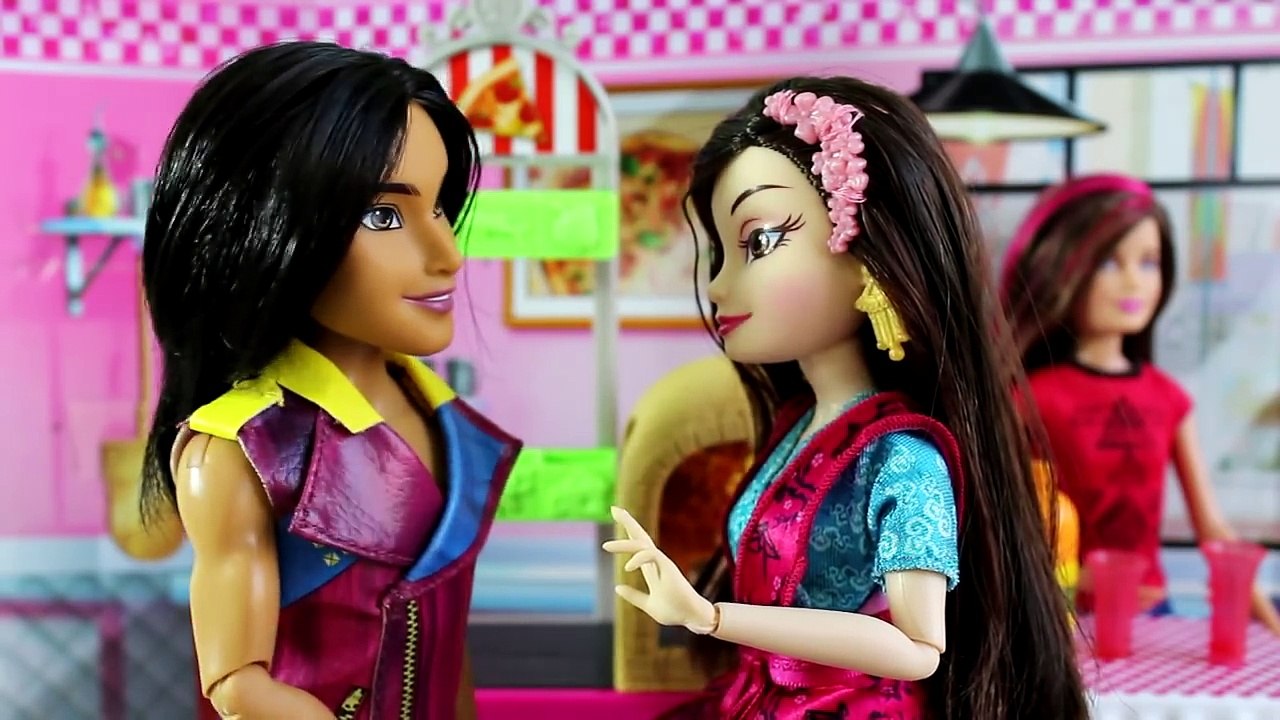 Audrey Cai na Sua Própria Armadilha e tem dor de Barriga - Novela Descendentes Capítulo 24