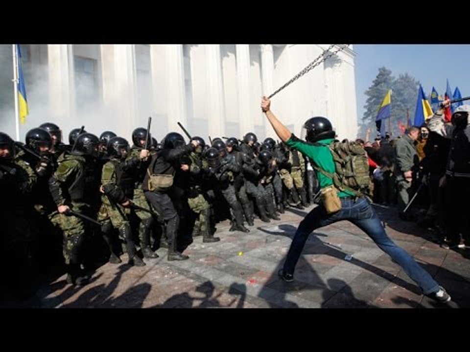 Bats & Chains: Ukrainian nationalists clash with riot police in Kiev