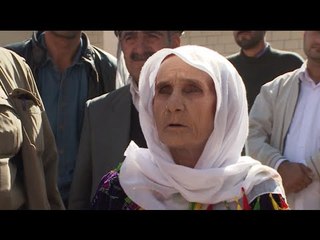 下载视频: Kobani granny & other refugees desperate to halt ISIS at Turkey-Syria border