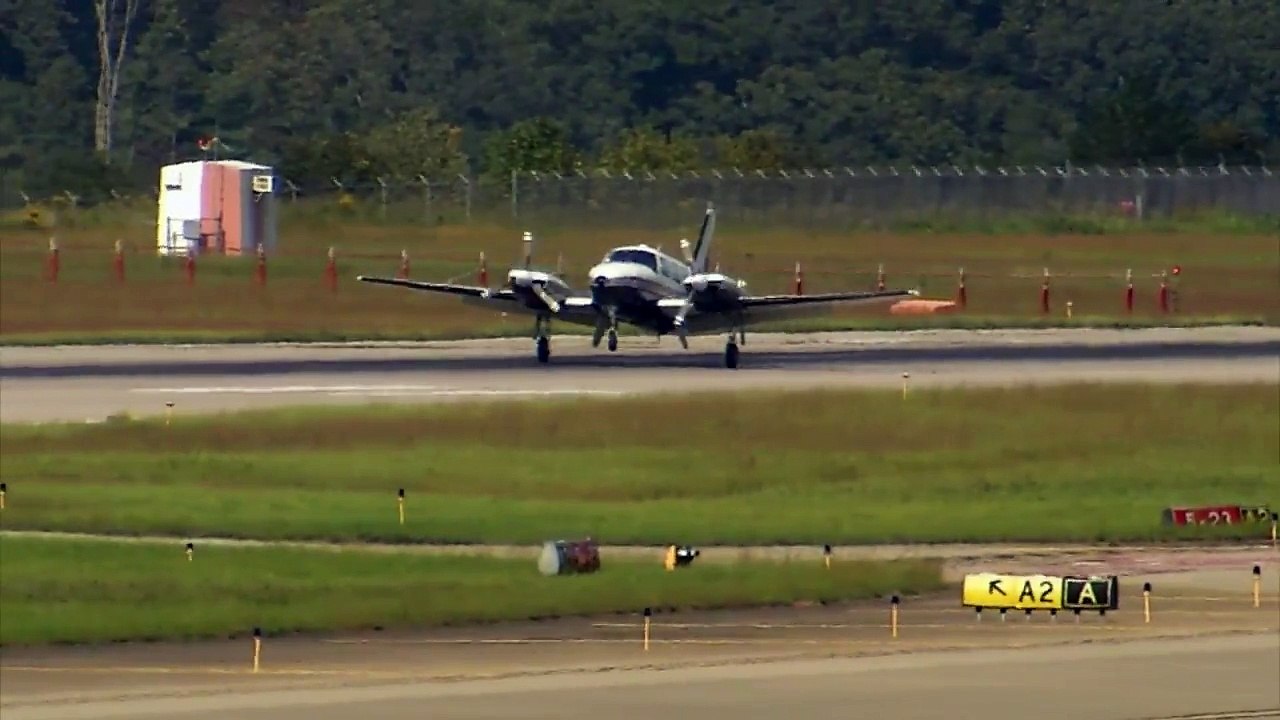 Un petit avion avec le train d’atterrissage avant cassé réussit à atterrir
