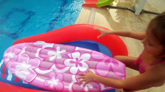 Pembe sörf tahtası ve büyük kaydırakla havuzda oyunlar, eğlenceli çocuk videosu
