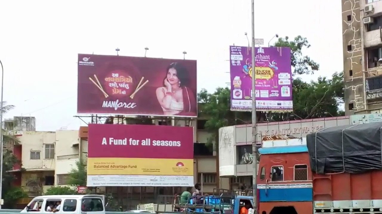 Sunny Leone Condom Controversy - Invites Free Sex During Navratri (Khelo Magar Pyar Se)
