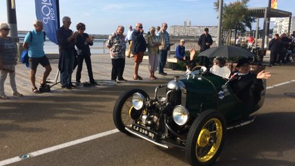 Des voitures anglaises de collection sur le remblai