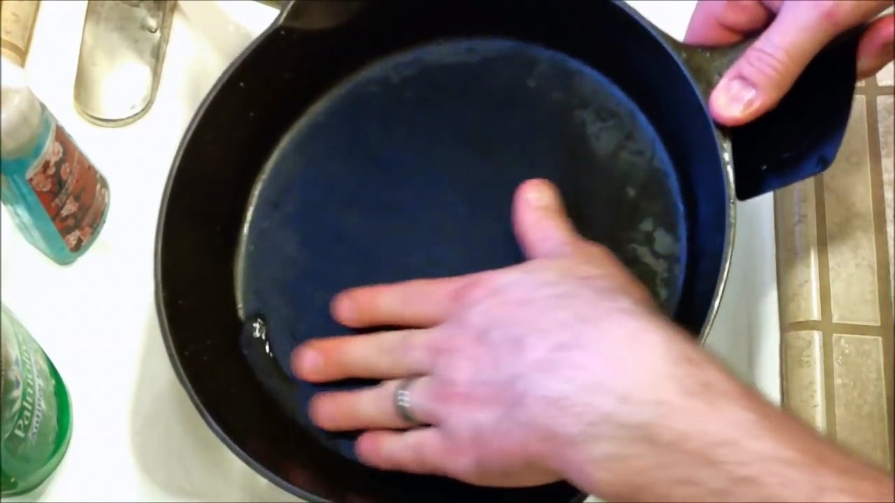 How to properly clean & reseason cast iron after cooking Видео