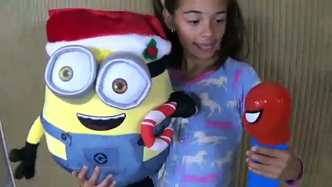 BAD BABY CRYING - JOKER STEALS GUMBALLS - SPIDERMAN PEZ - GIANT LOLLIPOP Sarah Toys To See