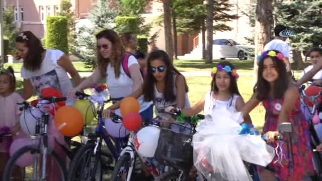 Süslü Kadınlar Bisiklet Turu Renkli Görüntülere Sahne Oldu
