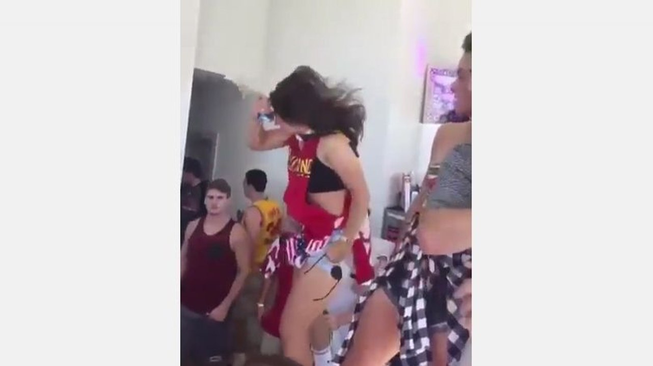 Une fille ouvre une canette de bière avec son front