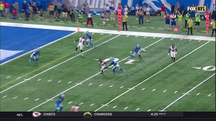 Devonta Freeman holds on in heavy traffic