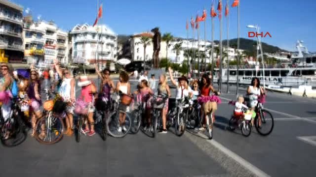 Muğla Marmaris'te Süslü Kadınlar Sürdürülebilir Ulaşım İçin Pedal Çevirdi