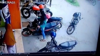 Cette femme à moto galère à faire son créneau... WTF????