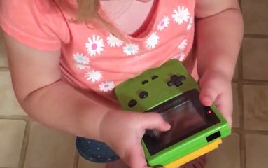 Little Girl Can't Wrap Her Head Around How To Use An Old Game Boy