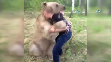 Ayıyla Böyle Kucaklaştı.