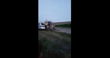 Une voiture fonce dans une caravane.
