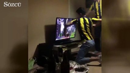 Fenerbahçe-Beşiktaş derbisinde bir taraftar televizyonunu kırdı!