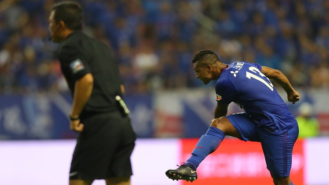 Fredy Guarín with an amazing freekick from long range! | Shanghai Shenhua 3 - 1 Guangzhou RF (HD)